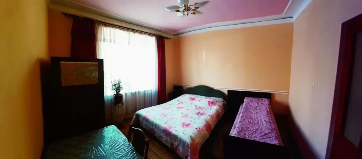 Здається ізольована кімната в особняку по вул. Миргородській